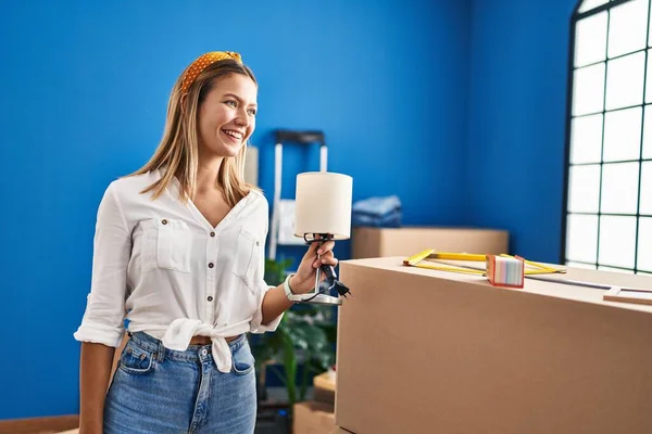 Jonge Spaanse Vrouw Glimlachen Zelfverzekerde Holding Lamp Nieuw Huis — Stockfoto