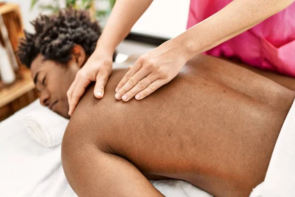 Ung Afrikansk Amerikansk Man Som Har Ryggmassage Skönhetscentret — Stockfoto