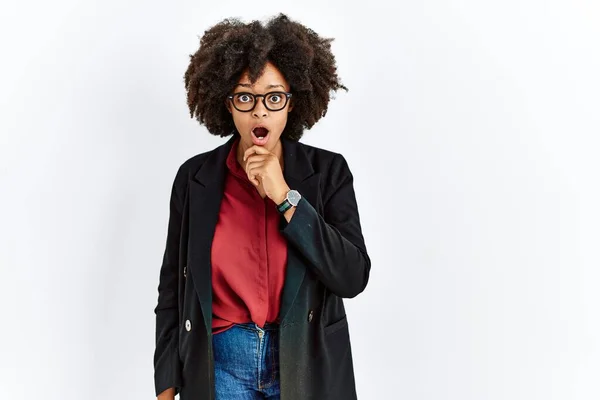 Mujer Afroamericana Con Pelo Afro Vistiendo Chaqueta Negocios Gafas Fascinadas —  Fotos de Stock