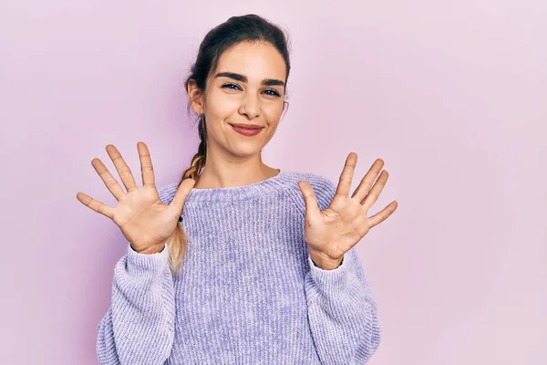 Молода Іспаномовна Дівчина Повсякденному Одязі Показуючи Вказуючи Пальцями Номер Десять — стокове фото