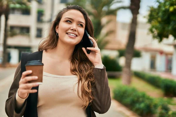 Genç Spanyol Turist Kadın Akıllı Telefondan Konuşuyor Şehirde Kahve Içiyor — Stok fotoğraf