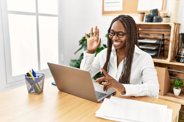 Jovem Empresária Afro Americana Com Videochamada Usando Laptop Escritório — Fotografia de Stock