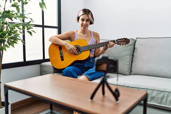 Menina Branca Jovem Gravando Concerto Guitarra Usando Câmera Sentada Sofá — Fotografia de Stock