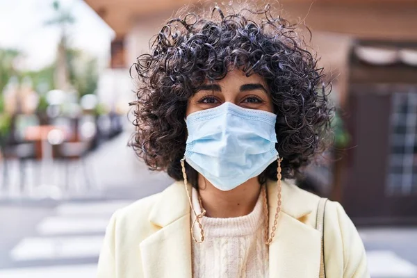 Young Middle East Woman Excutive Wearing Medical Mask Street — Fotografia de Stock