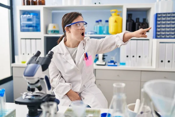 Hispanic Girl Syndrome Working Scientist Laboratory Pointing Finger Surprised Ahead — 스톡 사진