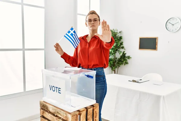 Молода Брюнетка Поклала Конверт Коробку Голосування Тримаючи Прапор Греції Відкритою — стокове фото
