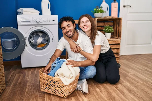 Homem Mulher Casal Abraçando Uns Aos Outros Lavar Roupas Lavanderia — Fotografia de Stock