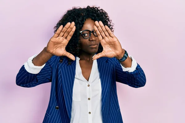 Jonge Afro Amerikaanse Vrouw Draagt Zakelijke Kleding Bril Doen Frame — Stockfoto