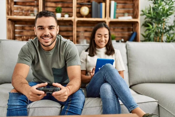Fiatal Latin Pár Videojátékot Játszik Otthon Touchpad Használ — Stock Fotó