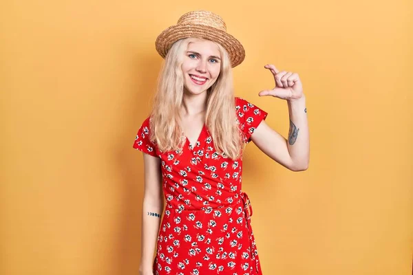 Beautiful Caucasian Woman Blond Hair Wearing Summer Hat Smiling Confident — Foto Stock