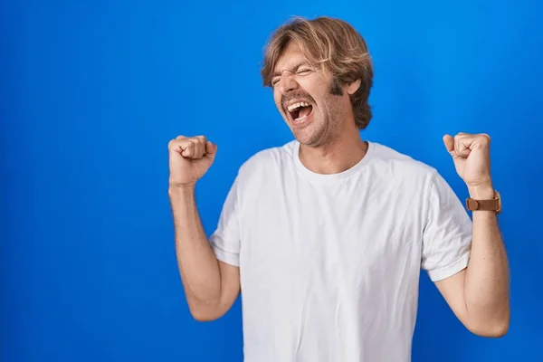 Homem Meia Idade Sobre Fundo Azul Comemorando Surpreso Surpreso Pelo — Fotografia de Stock