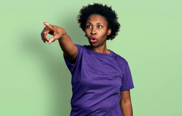 Afrikai Amerikai Afro Haj Visel Alkalmi Lila Póló Mutató Ujjal — Stock Fotó