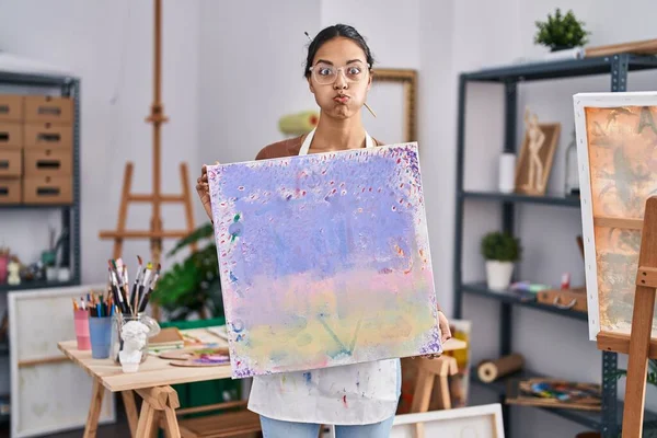 Mujer Brasileña Joven Sosteniendo Lona Pintor Estudio Arte Soplando Mejillas — Foto de Stock