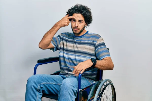 Homem Hispânico Bonito Sentado Cadeira Rodas Apontando Infeliz Para Borbulhar — Fotografia de Stock