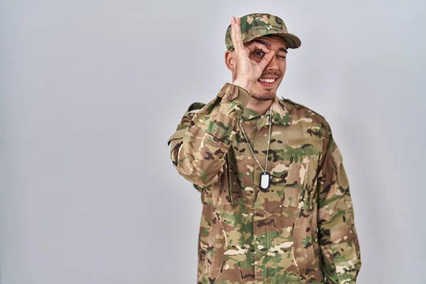 Jonge Latijns Amerikaanse Man Draagt Camouflage Leger Uniform Doet Gebaar — Stockfoto