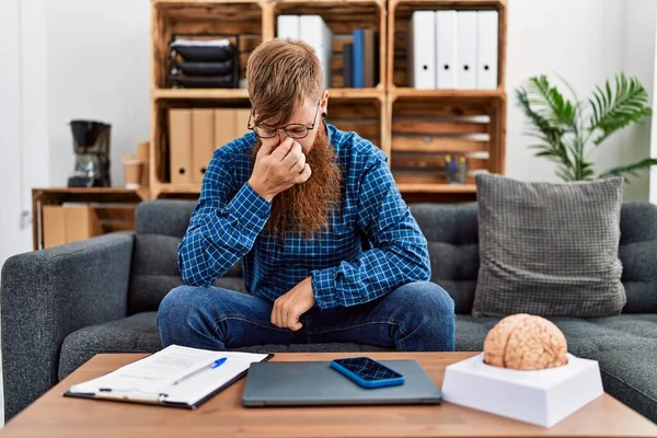 Young Redhead Man Psychology Stressed Having Session Clinic — Zdjęcie stockowe