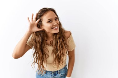 Güzel İspanyol bir kadın arka planda dikilirken sırıtarak dedikodu ve dedikoduları dinliyor. Sağırlık kavramı. 