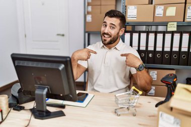 Küçük işletmelerde çalışan yakışıklı, kendine güveni tam, kendini gururlu ve mutlu gösteren bir İspanyol.. 