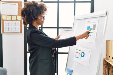 Ofiste çalışan Afrikalı Amerikalı genç bir kadın.