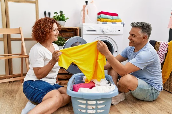 Medelålders Man Och Kvinna Par Håller Skjorta Tvätta Kläder Vid — Stockfoto