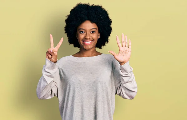 Genç Afro Amerikalı Kadın Günlük Kıyafetler Giyip Yedi Numaralı Parmaklarıyla — Stok fotoğraf