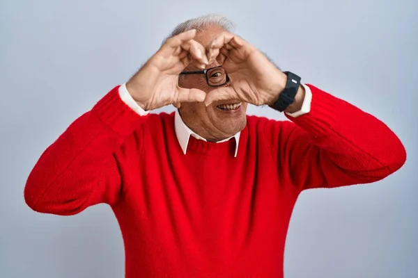 Starší Muž Šedivými Vlasy Stojící Nad Izolovaným Pozadím Dělá Srdce — Stock fotografie