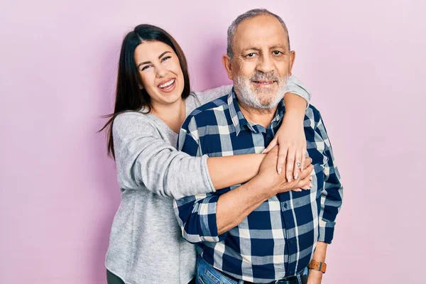 Ung Brunett Kvinna Och Senior Man Står Över Rosa Bakgrund — Stockfoto