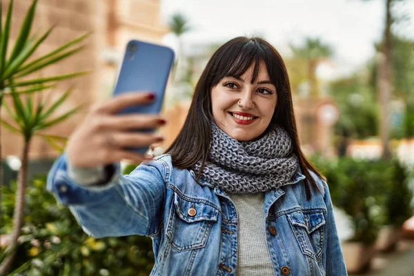 Jeune Femme Brune Souriante Prenant Une Photo Selfie Ville — Photo