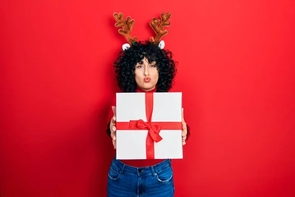 Young Middle East Woman Wearing Deer Christmas Hat Holding Gift — Photo
