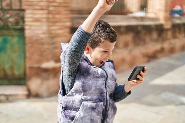 Niño Rubio Jugando Videojuego Junto Teléfono Inteligente Calle —  Fotos de Stock