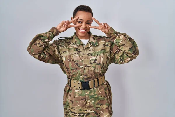 Mulher Americana Africana Bonita Vestindo Uniforme Exército Camuflagem Fazendo Símbolo — Fotografia de Stock