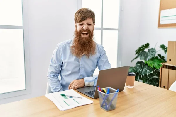 Jovem Irlandês Empresário Sorrindo Feliz Trabalhando Escritório — Fotografia de Stock