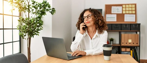 Volwassen Spaanse Vrouw Aan Telefoon Aan Het Praten Kantoor — Stockfoto