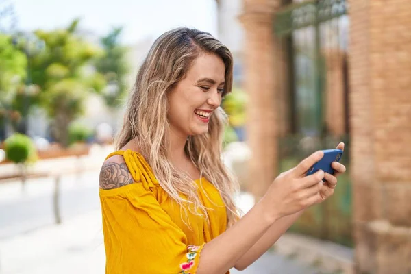 Νεαρή Γυναίκα Χαμογελά Αυτοπεποίθηση Βλέποντας Βίντεο Στο Smartphone Στο Δρόμο — Φωτογραφία Αρχείου