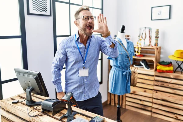 Middle Age Man Working Manager Retail Boutique Shouting Screaming Loud — Stockfoto