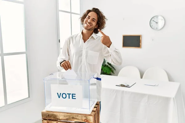 Junger Hispanischer Mann Bei Der Stimmabgabe Der Sich Die Wahlurne — Stockfoto