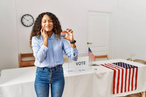 Mulher Hispânica Bonita Campanha Política Votando Voto Tocando Boca Com — Fotografia de Stock