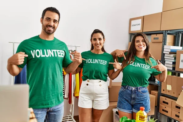 Ομάδα Ισπανόφωνων Εθελοντών Χαμογελώντας Χαρούμενοι Δείχνοντας Δάχτυλα Την Εθελοντική Τους — Φωτογραφία Αρχείου