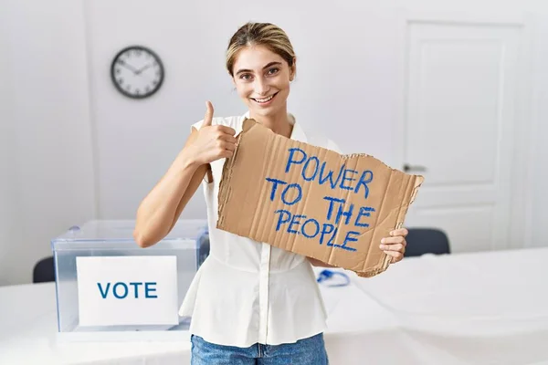 Młoda Blondynka Wyborach Politycznych Trzymając Władzę Ludzi Sztandar Uśmiechnięty Szczęśliwy — Zdjęcie stockowe
