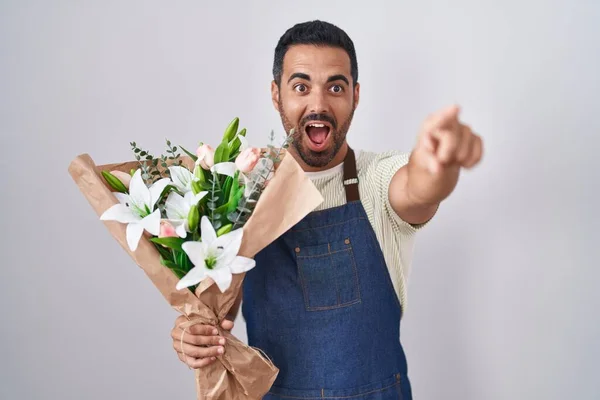 Homem Hispânico Com Barba Trabalhando Como Florista Apontando Com Dedo — Fotografia de Stock