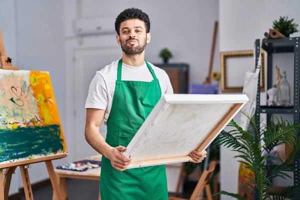 Sanat Stüdyosundaki Arap Adam Komik Suratıyla Yanak Şişiriyor Ağzı Havayla — Stok fotoğraf