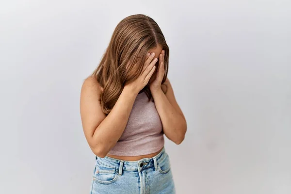 泣きながら手で顔を覆う悲しい表情で孤立した背景の上に立つ若いブルネットの女性 うつ病の概念 — ストック写真