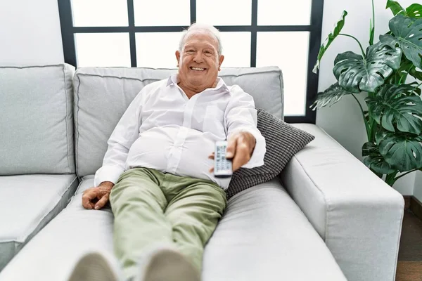 Senior Muž Sleduje Film Sedí Pohovce Doma — Stock fotografie