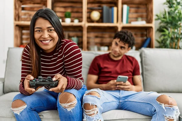 Vrouw Speelt Videospel Man Met Smartphone Thuis — Stockfoto