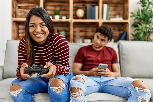 Mulher Jogando Videogame Homem Usando Smartphone Casa — Fotografia de Stock