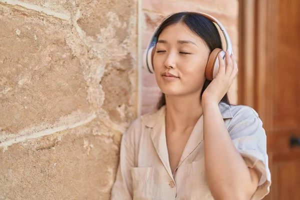 Mujer China Sonriendo Confiada Escuchando Música Calle — Foto de Stock