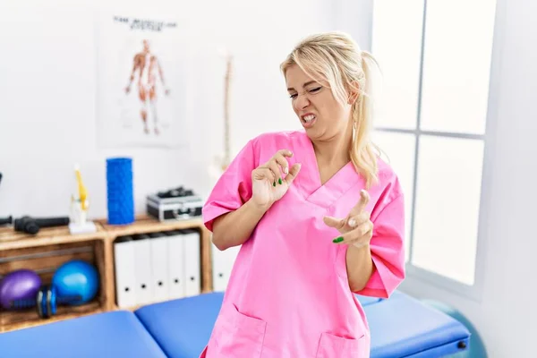 Mujer Caucásica Joven Que Trabaja Clínica Recuperación Del Dolor Expresión —  Fotos de Stock