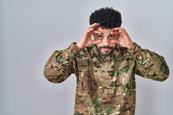 Arabský Muž Maskovací Armádní Uniformě Snaží Otevřít Oči Prsty Ospalý — Stock fotografie