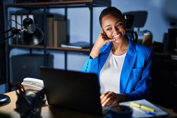 Beautiful African American Woman Working Office Night Smiling Doing Phone — Stock Photo, Image