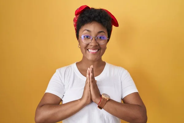 Jovem Afro Americana Sobre Fundo Amarelo Orando Com Mãos Juntas — Fotografia de Stock